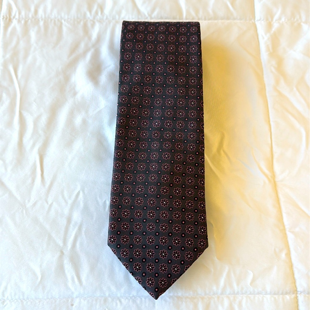 Brioni 100% Silk Tie
Gray with pink flower detail
